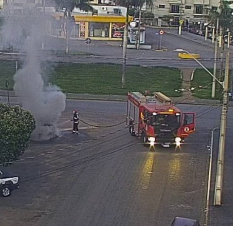 Bombeiros extinguem incêndio em veículo em Primavera do Leste