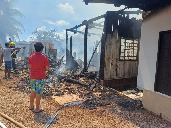 Casa de madeira é destruída pelo fogo em Colíder