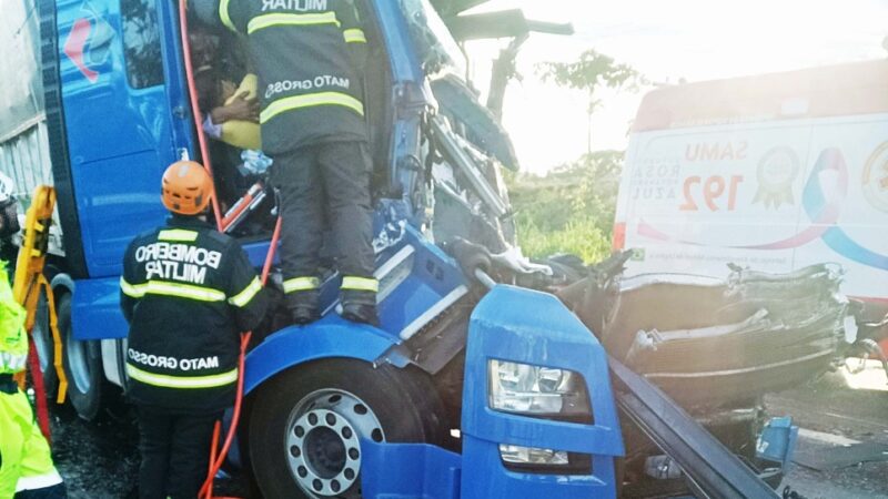 Bombeiros salvam idosa presa às ferragens de carreta após acidente na BR-364