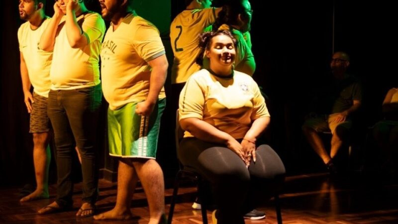 Mostra de Cenas da MT Escola de Teatro traz a atmosfera futebolística ao palco do Cine Teatro Cuiabá