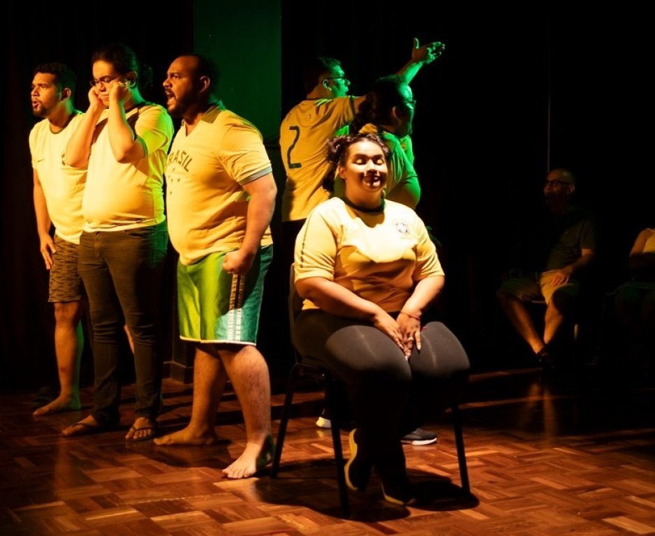 Mostra de Cenas da MT Escola de Teatro traz a atmosfera futebolística ao palco do Cine Teatro Cuiabá