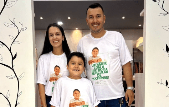 Família no Nortão faz rifa e luta na justiça por remédio milionário para filho com doença degenerativa