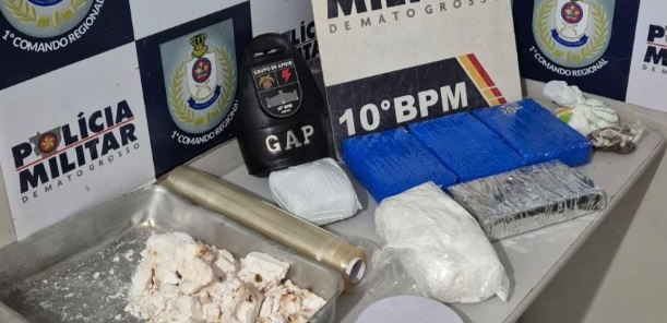 Mulher foge ao ver viatura, deixa casa aberta e policiais localizam tabletes de cocaína em Mato Grosso