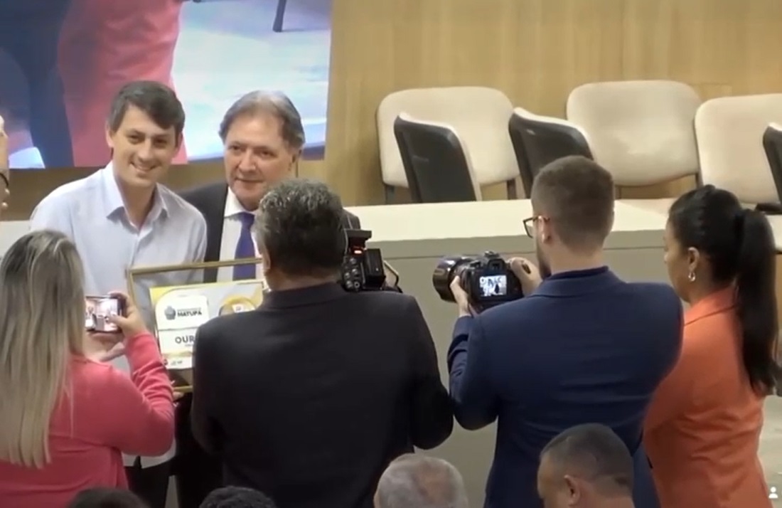 Veja o momento em que o prefeito Bruno Mena recebe por Matupá o Selo Ouro no Programa Nacional de Transparência Pública.