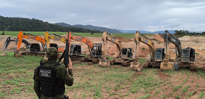 Polícia apreende nove escavadeiras sendo usadas em garimpo ilegal em fazenda no Mato Grosso