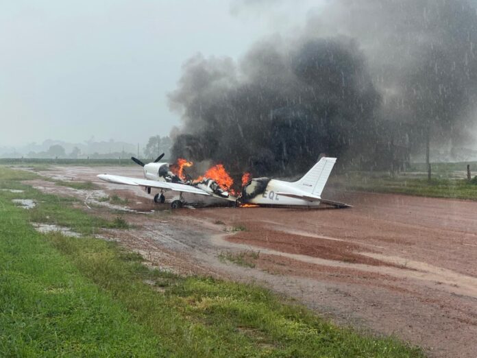 Avião é encontrado incendiado em área rural de município no Nortão
