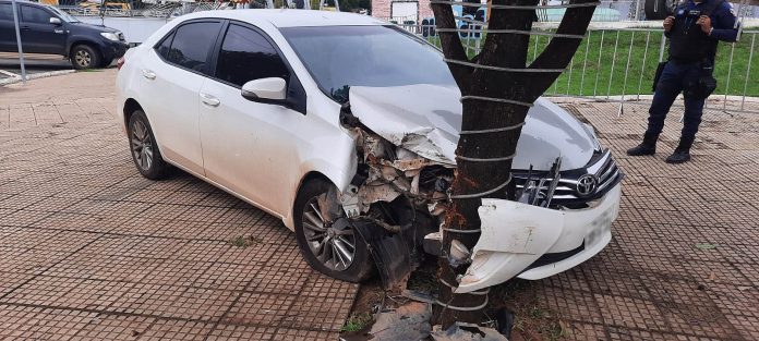 Motorista atinge árvore após ser fechado em avenida de Alta Floresta