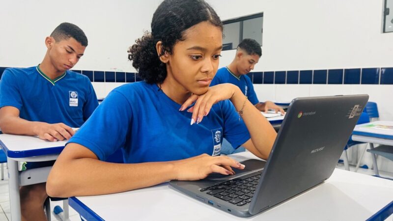 Estudantes de escola estadual de Cuiabá apontam ganho de qualidade no ensino e apoiam lei que proíbe celular em sala de aula