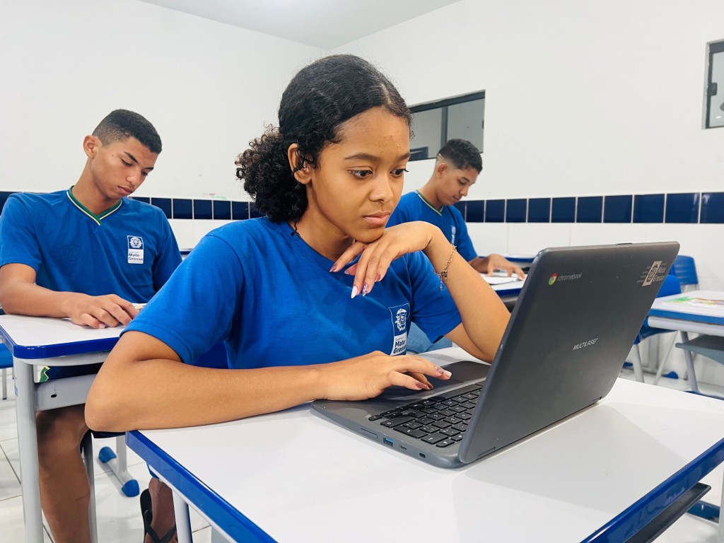 Estudantes de escola estadual de Cuiabá apontam ganho de qualidade no ensino e apoiam lei que proíbe celular em sala de aula