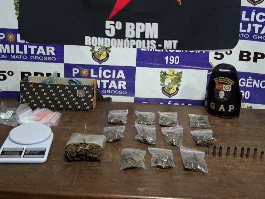 Polícia Militar prende dois membros de facção com porções de drogas e munições