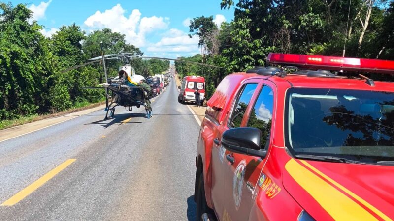 Bombeiros resgatam vítima de capotamento na BR-070