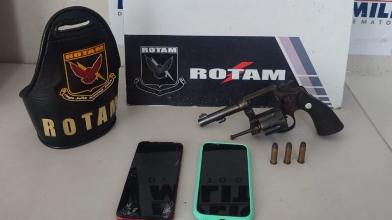 Polícia Militar liberta pai e filho reféns de assalto e prende três homens
