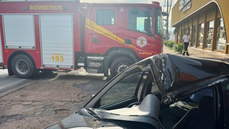Bombeiros retiram vítima presa às ferragens de veículo após acidente em avenida da Capital