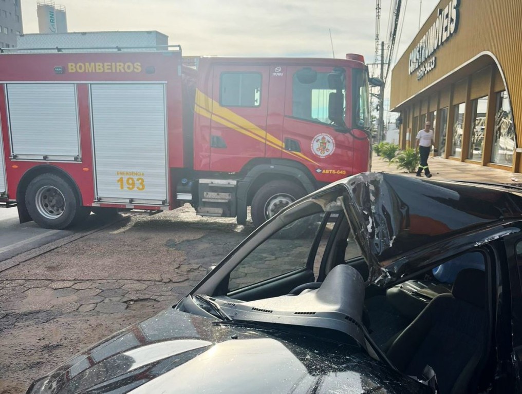 Bombeiros retiram vítima presa às ferragens de veículo após acidente em avenida da Capital