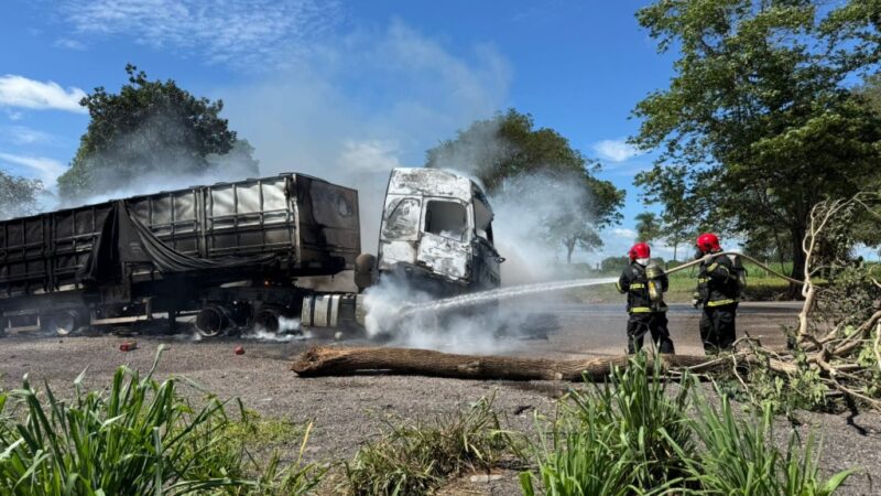 Bombeiros extinguem incêndio em carreta na BR-364