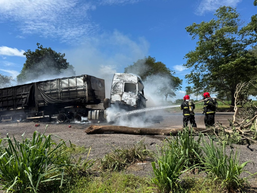 Bombeiros extinguem incêndio em carreta na BR-364