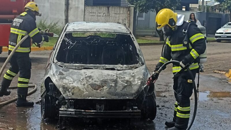 Corpo de Bombeiros apaga incêndio em veículo e evita propagação para residência