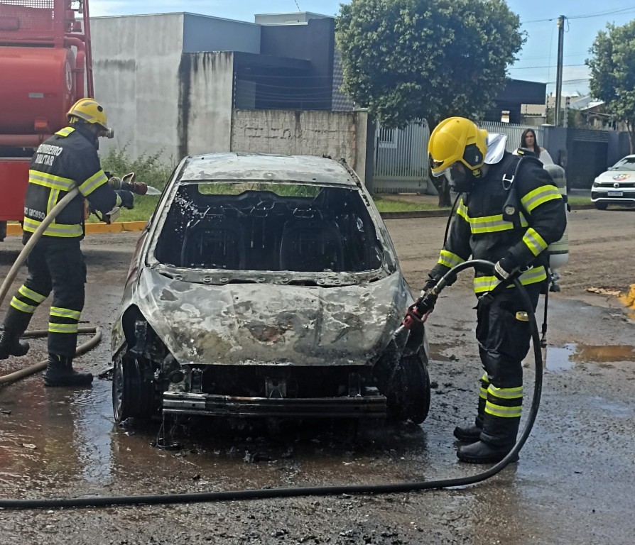 Corpo de Bombeiros apaga incêndio em veículo e evita propagação para residência