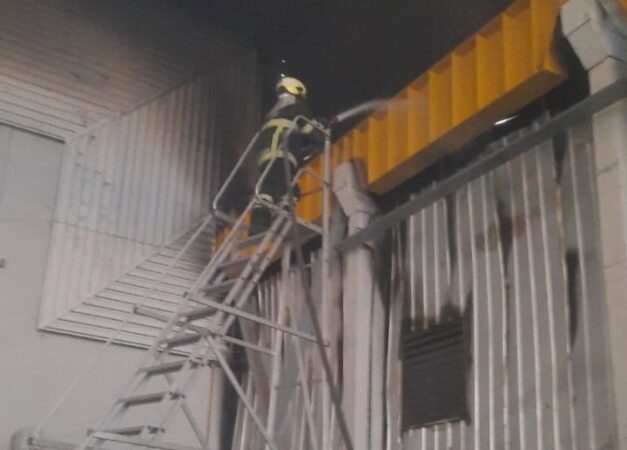 Corpo de Bombeiros combate incêndio em fábrica de transformadores