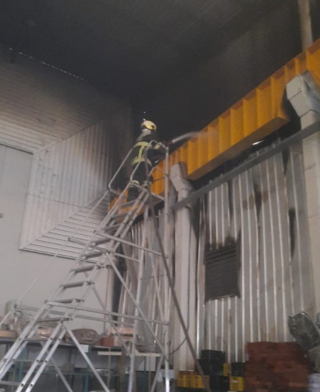 Corpo de Bombeiros combate incêndio em fábrica de transformadores