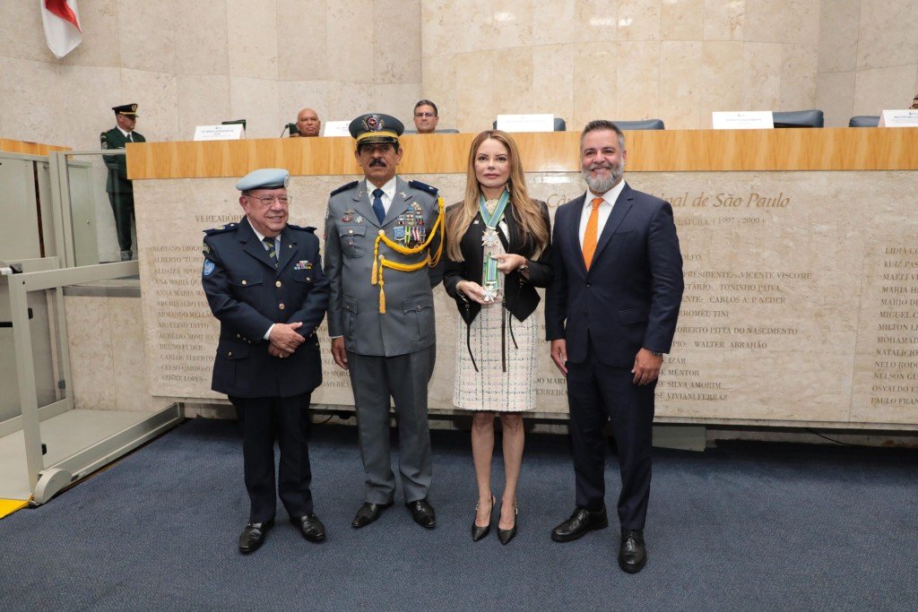 Primeira-dama de MT recebe Medalha de Mérito das Forças do Brasil por trabalho voluntário e dedicação social