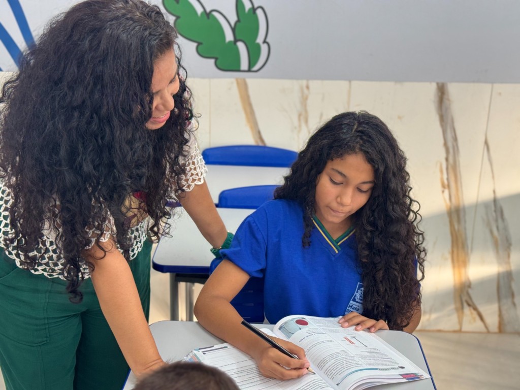 Profissionais da educação vão receber 13º salário e gratificação com reajuste de 20% nesta sexta-feira (20)