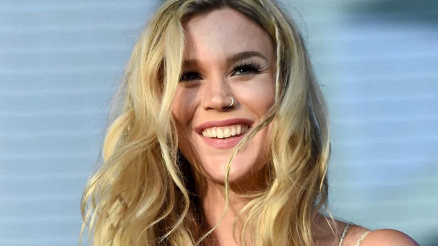 Joss Stone descobre gravidez apenas dias após adotar recém-nascido