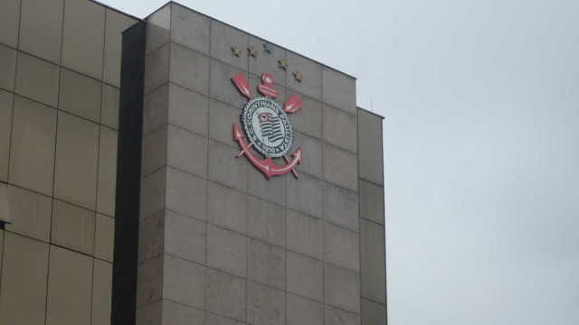 Fatal Model dá R$ 200 mil para vaquinha e se torna maior doadora da arena do Corinthians
