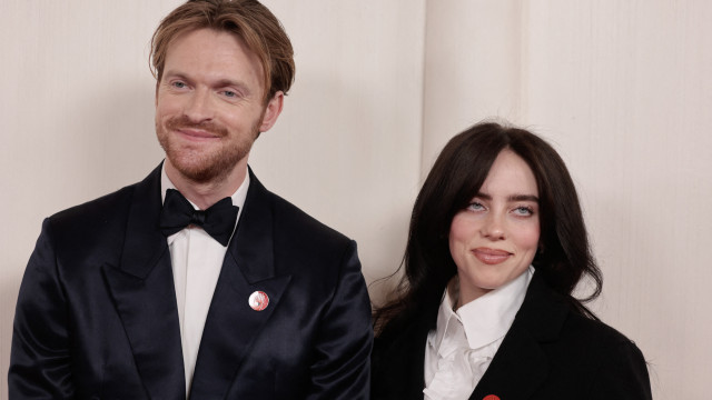 Billie Eilish e irmão surpreendem crianças em escola em sua cidade natal