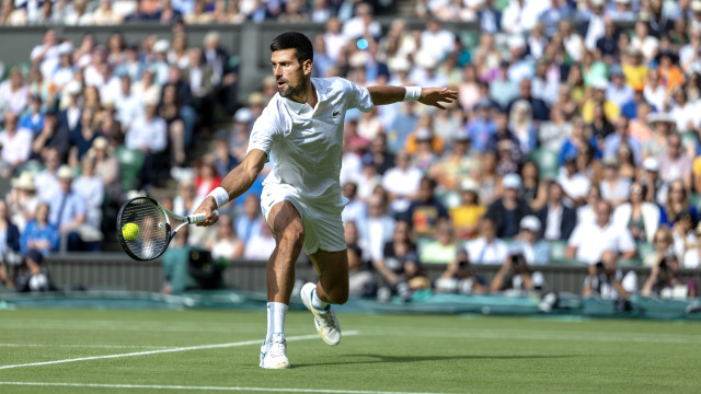 Djokovic confirma o favoritismo e vence na estreia do torneio de Brisbane; Kyrgios cai