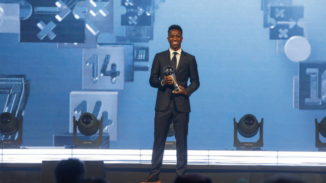 Eleito melhor do mundo, Vini Jr recebe homenagem com foto na fachada da CBF