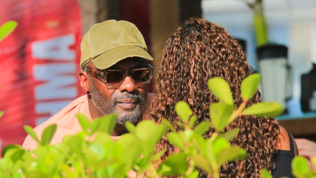 Idris Elba passeia na Barra da Tijuca, no Rio de Janeiro, com sua esposa