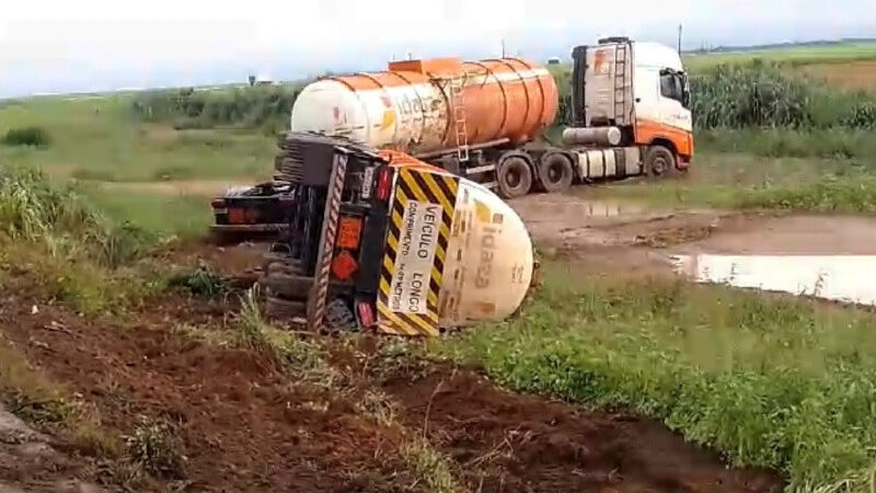 Carreta carregada de combustível tomba na BR-163