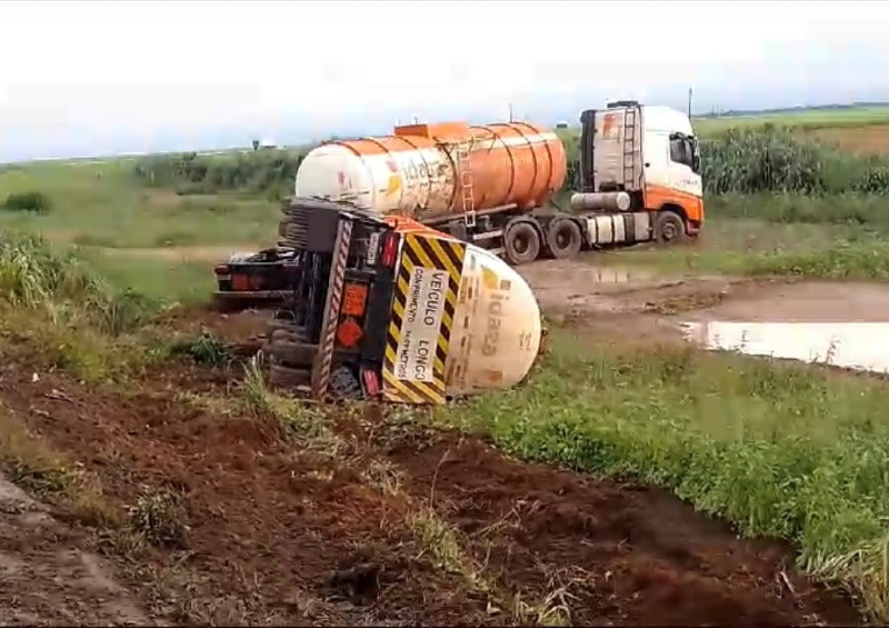 Carreta carregada de combustível tomba na BR-163