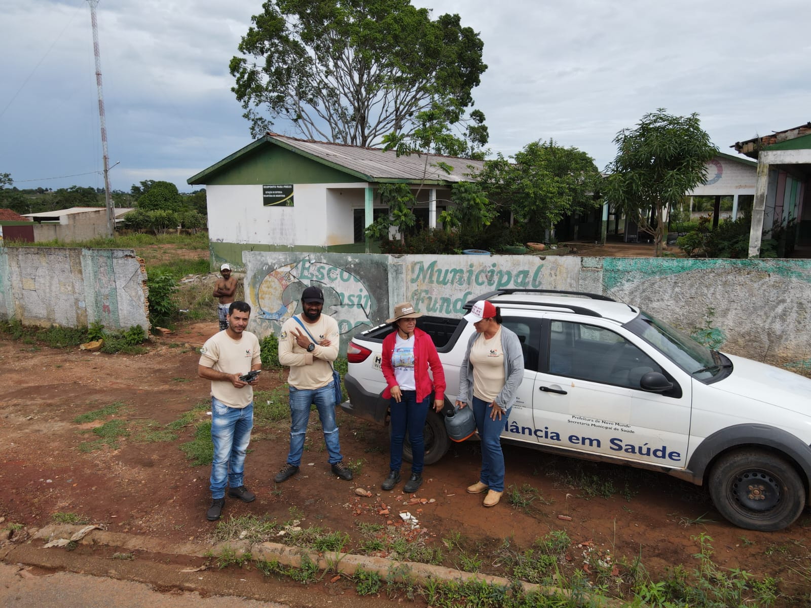 A Secretaria de Saúde mobilizou a equipe de agentes para realizar um trabalho de controle do mosquito em sua fase adulta.