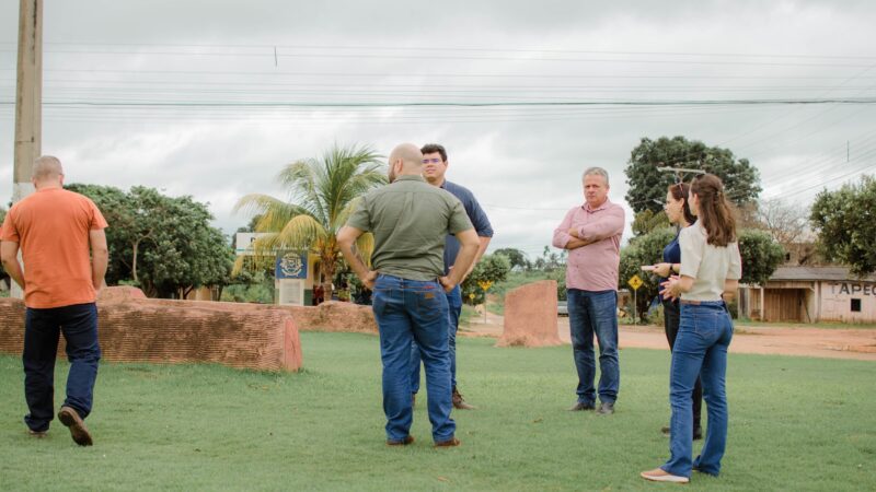 Prefeito com técnicos da AMM realizam analise da avenida principal em busca de melhorias no projeto de revitalização.