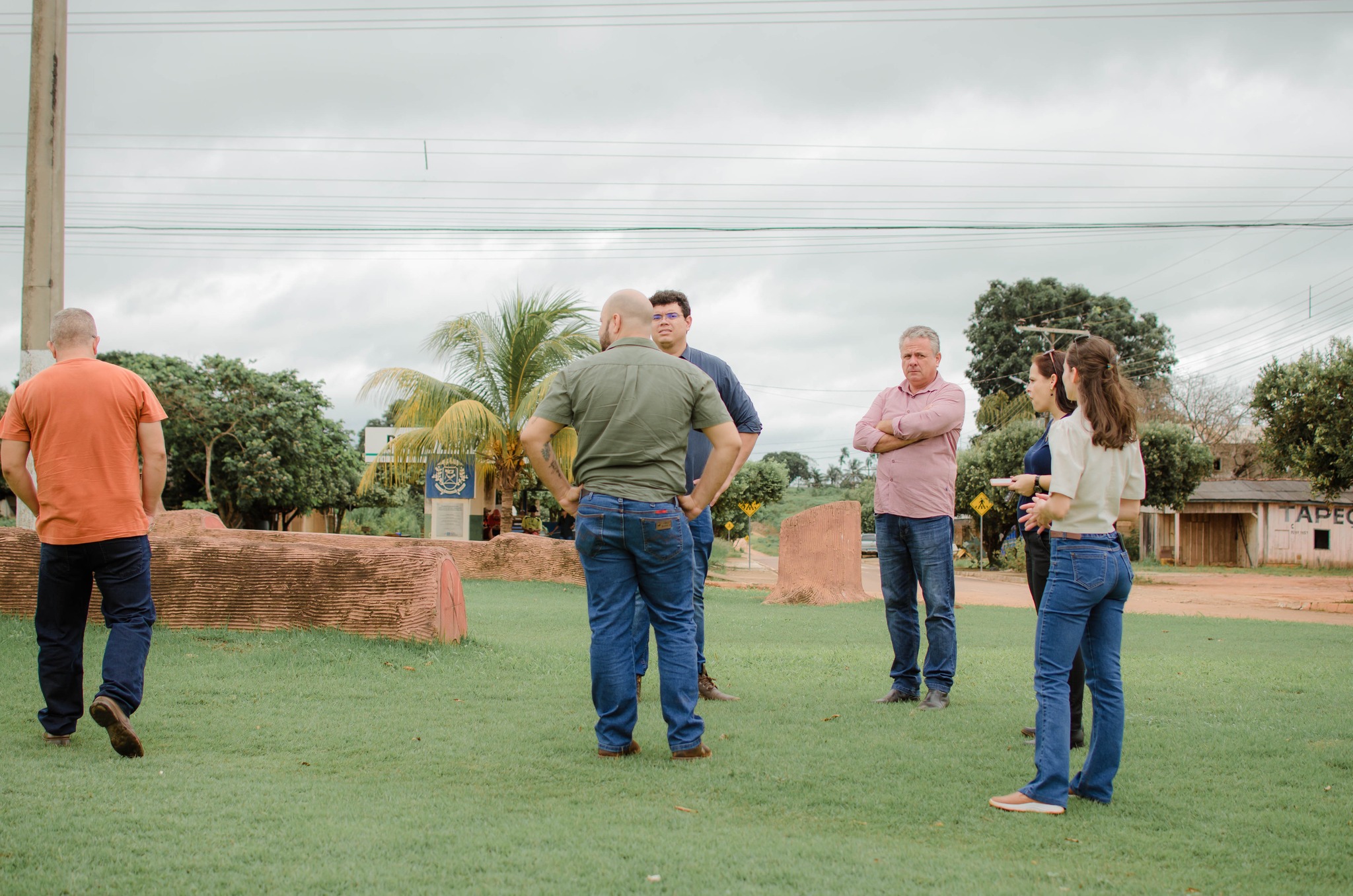 Prefeito com técnicos da AMM realizam analise da avenida principal em busca de melhorias no projeto de revitalização.