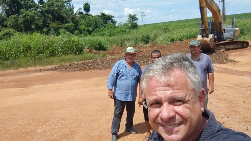 O prefeito Casciano esta hoje visitando as frentes de trabalho da Secretaria de Obras nas estradas do interior de Novo Mundo.