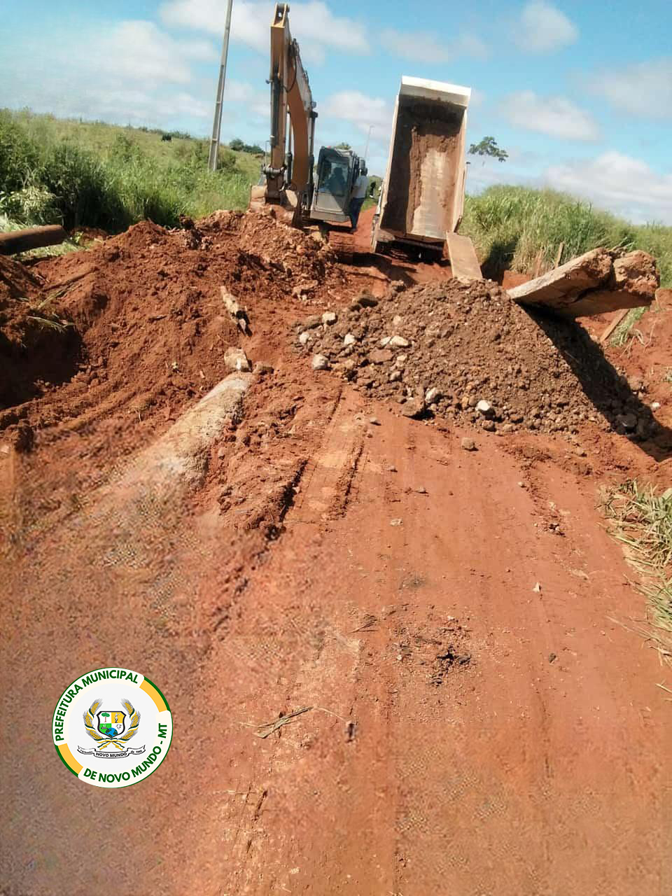 A Secretaria de Obras está com equipe no Assentamento Nova Conquista recuperando ponte.