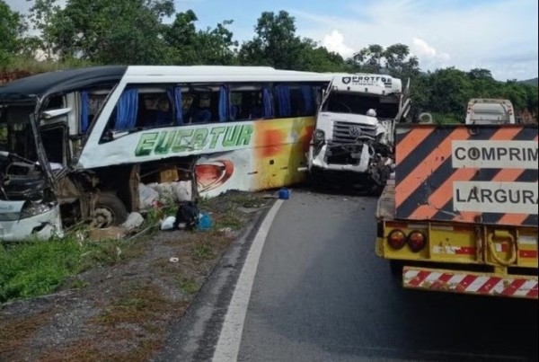 Dezenove pessoas ficam feridas em batida entre ônibus e caminhão na BR-070