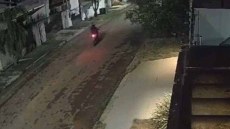 Câmera flagra motociclista atirando em casa de fiscais em Alta Floresta