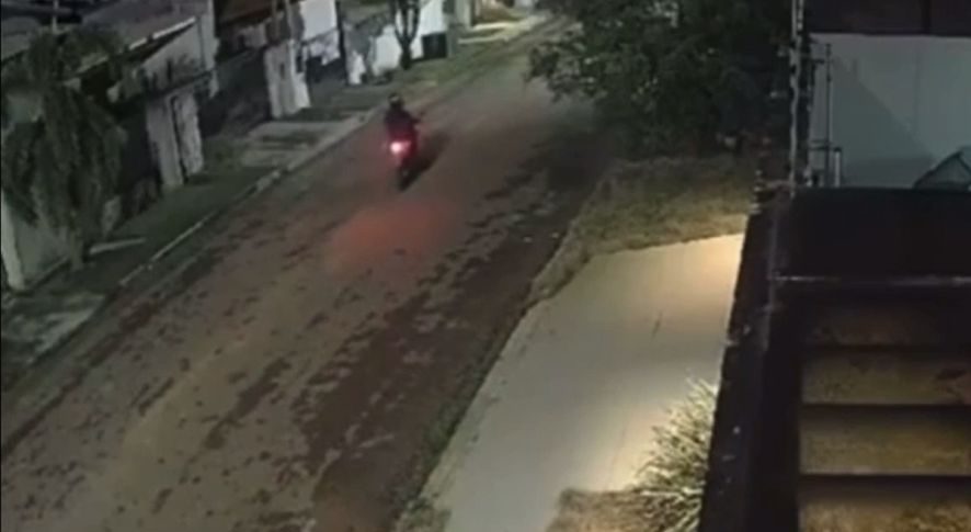 Câmera flagra motociclista atirando em casa de fiscais em Alta Floresta