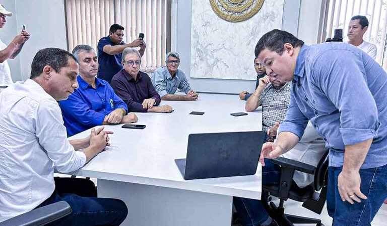 Prefeito Chico Gamba e vice-prefeito Robson Quintino participam de reunião do CIDVAT