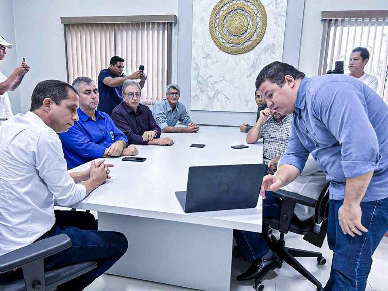Prefeito Chico Gamba e vice-prefeito Robson Quintino participam de reunião do CIDVAT