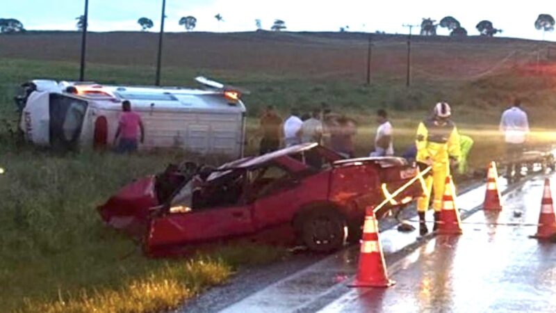 Acidente com carro e ambulância entre Sinop e Itaúba deixa um morto e 4 feridos