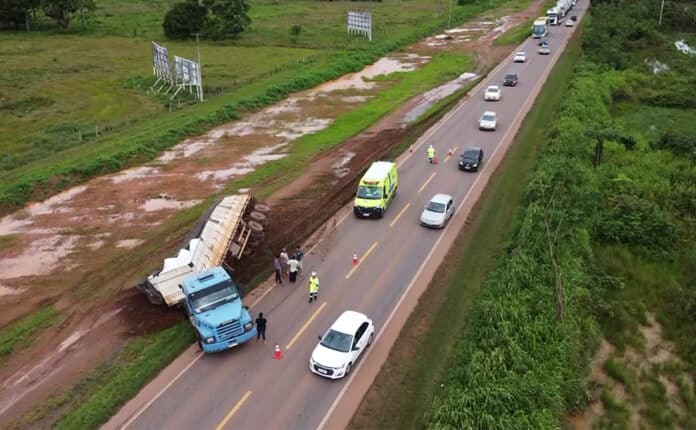 Carga de carreta tomba às margens de rodovia em Sinop