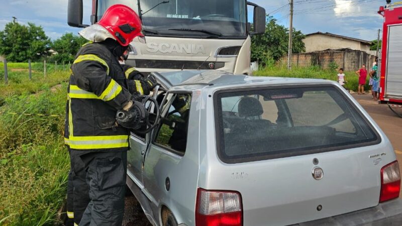 Corpo de Bombeiros retira corpo de vítima presa às ferragens após acidente em estrada