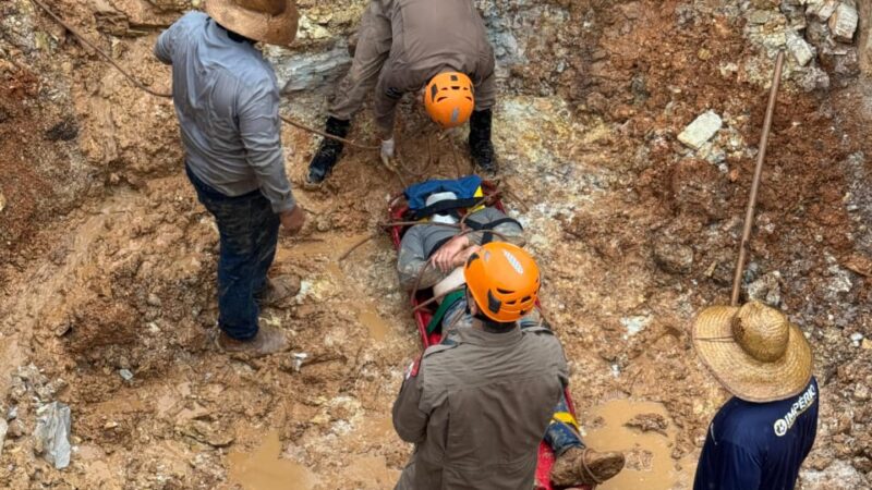 Bombeiros socorrem vítima que caiu em vala de cerca de quatro metros de profundidade