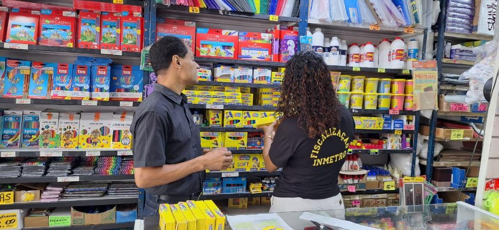 Operação do Ipem-MT fiscaliza mais de 5 mil produtos escolares em Cuiabá e Várzea Grande