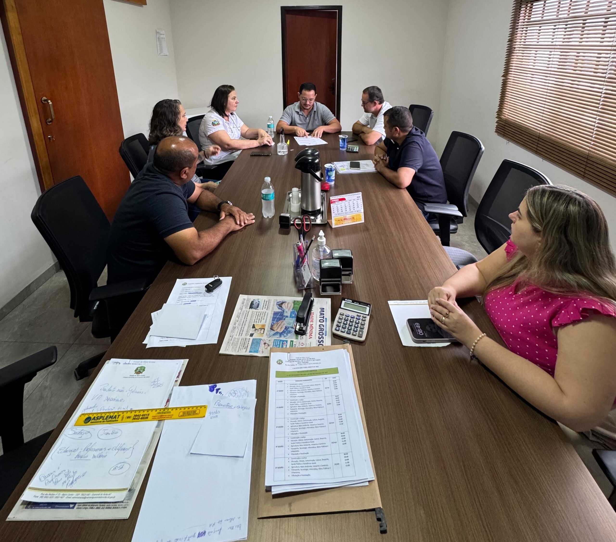 Empresário Hailton P. Canguçu da construtora Lumicenter participa de reunião com vereadores e diretores das escolas Guarantã e Albert.